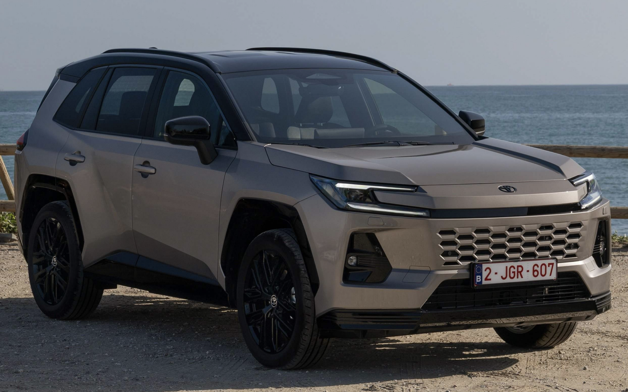 Toyota RAV4 zůstává celosvětově nejprodávanějším SUV. Receptem na úspěch je hybrid bez nutnosti nabíjení