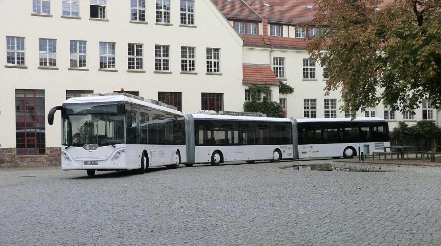 Nejdelší autobus světa měří přes 30 metrů a pojme 256 lidí. Vypadá jako vlak, ale jezdí po silnici
