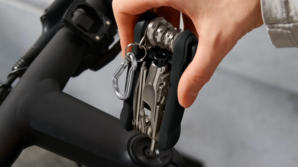 Multitool za 229 Kč má 18 funkcí a vejde se do kapsy. Cyklisté si ho berou na každý výlet místo celé sady nářadí