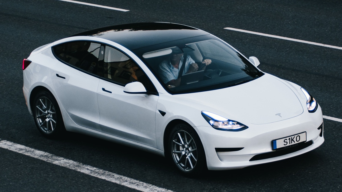 Řidička Tesly usnula za volantem při 100 km/h na dálnici. V autě s ní seděly dvě děti, autopilot jel dál jako by nic