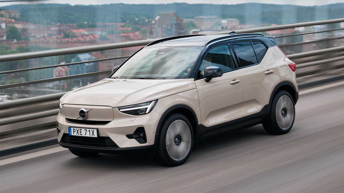 Volvo EX50 bude větší a vyspělejší než EX40, a přesto má být levnější. Tesla Model Y dostává nového soupeře