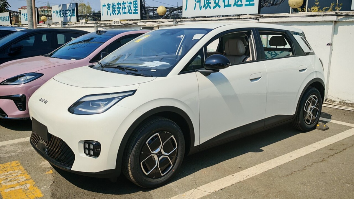 Třetí největší výrobce elektromobilů na světě vstupuje do Evropy. GAC chce porazit VW ID.3 cenou i 8letou zárukou