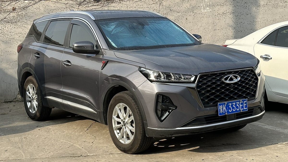 Chery Tiggo 7 hybrid stojí 639 tisíc a nabízí výbavu za milion. Karoq i Tucson mají v Česku nového soupeře