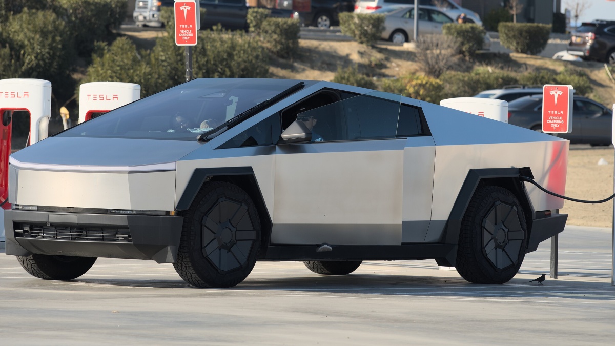 Nechal Cybertruck 11 dní zapojený v nabíječce, jak radil výrobce. Po návratu z dovolené auto vůbec nereagovalo
