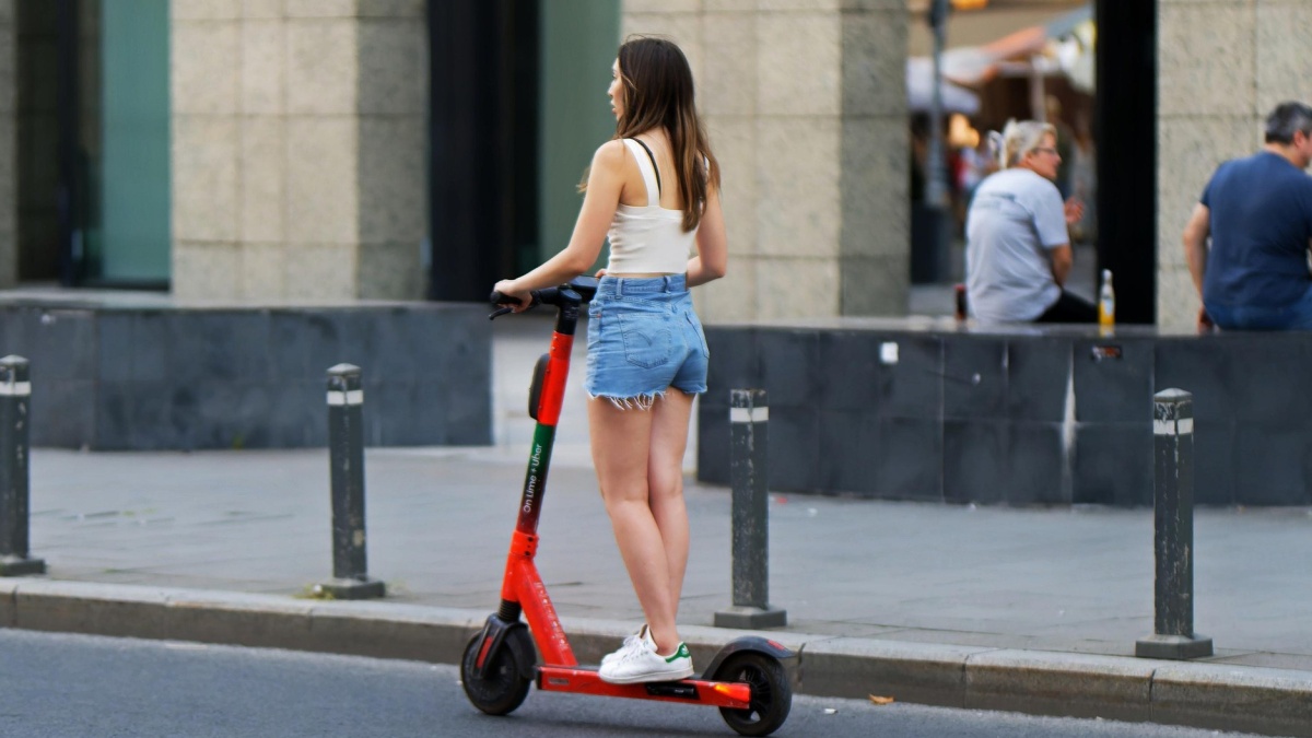 Konec divokých jízd na elektrokoloběžkách? Evropa přitvrzuje, za chybějící vestu a helmu hrozí pokuta 4 300 Kč