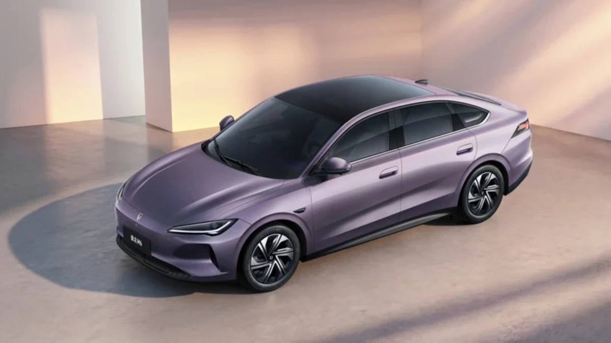 VW má v Číně volant, který řidiči v Evropě marně čekají. Kolečka místo tlačítek mění ovládání za jízdy
