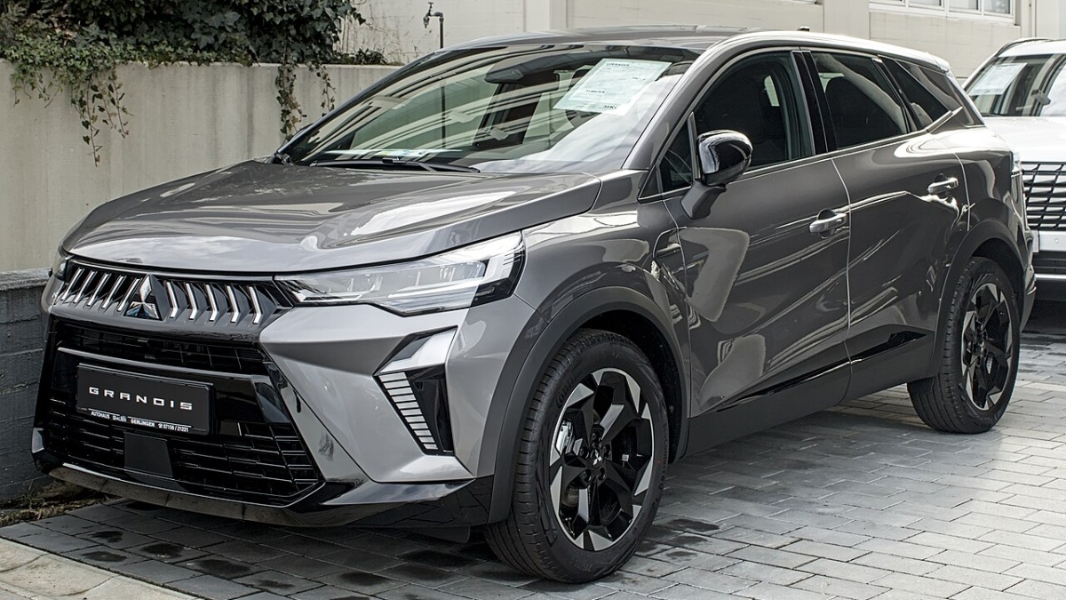 Geislerová se podruhé vdala, tentokrát na louce mezi poli. Kolem novomanželů pobíhaly slepice, sestra přišla v černém 2 Nové Mitsubishi je ve skutečnosti přeznačený Renault. Kufr má 708 litrů a nabízí záruku až na 8 let
