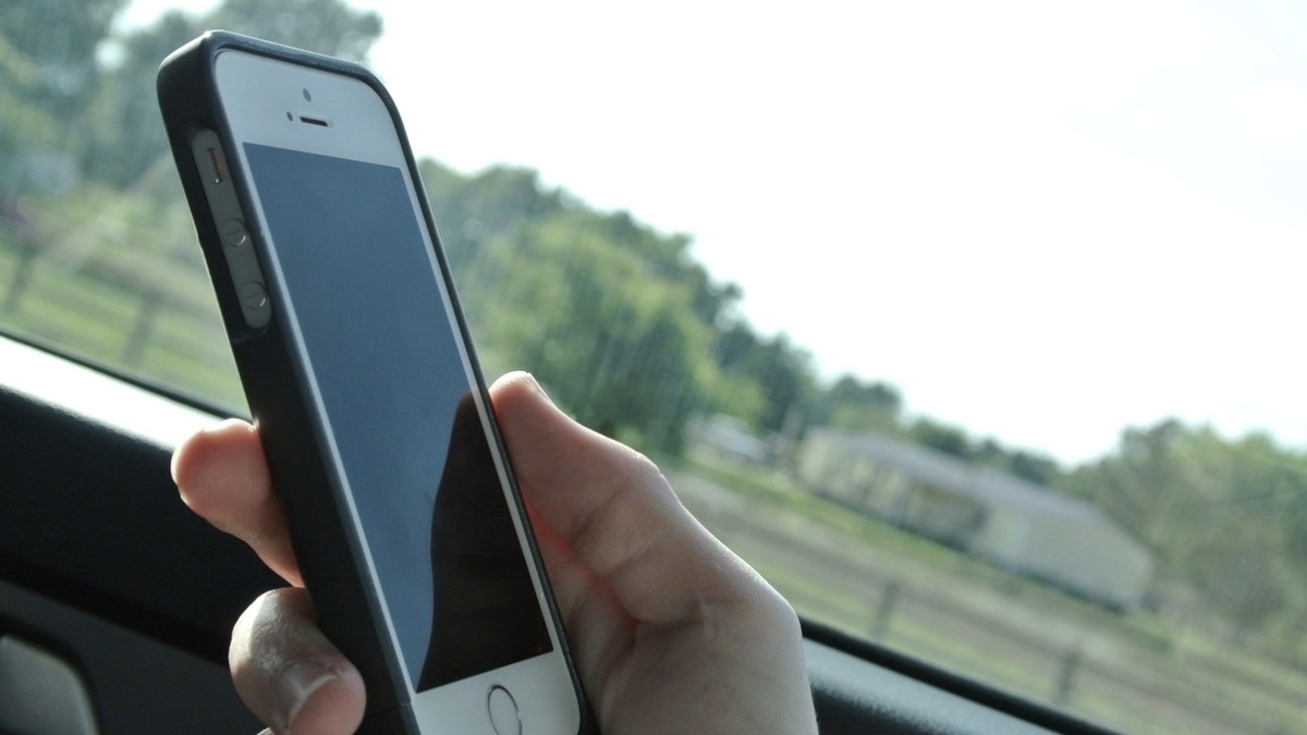 EU mění pravidla pro řidičák: Řízení od 17 let, digitální průkaz v mobilu a konec omezení na automat. Platit začne od 2027