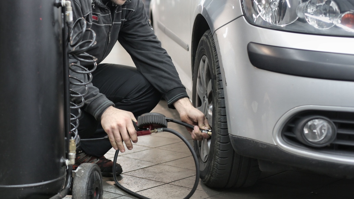 Přehuštěné pneumatiky měly šetřit palivo, ale zničily se po 15 000 km. Rozdíl pouhých 0,4 baru stál řidiče BMW tisíce korun