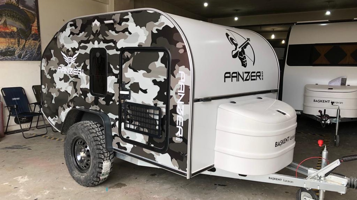 Karavan Panzer 250 stojí 265 tisíc Kč a uvnitř je skoro prázdný. Čeští kutilové ho milují