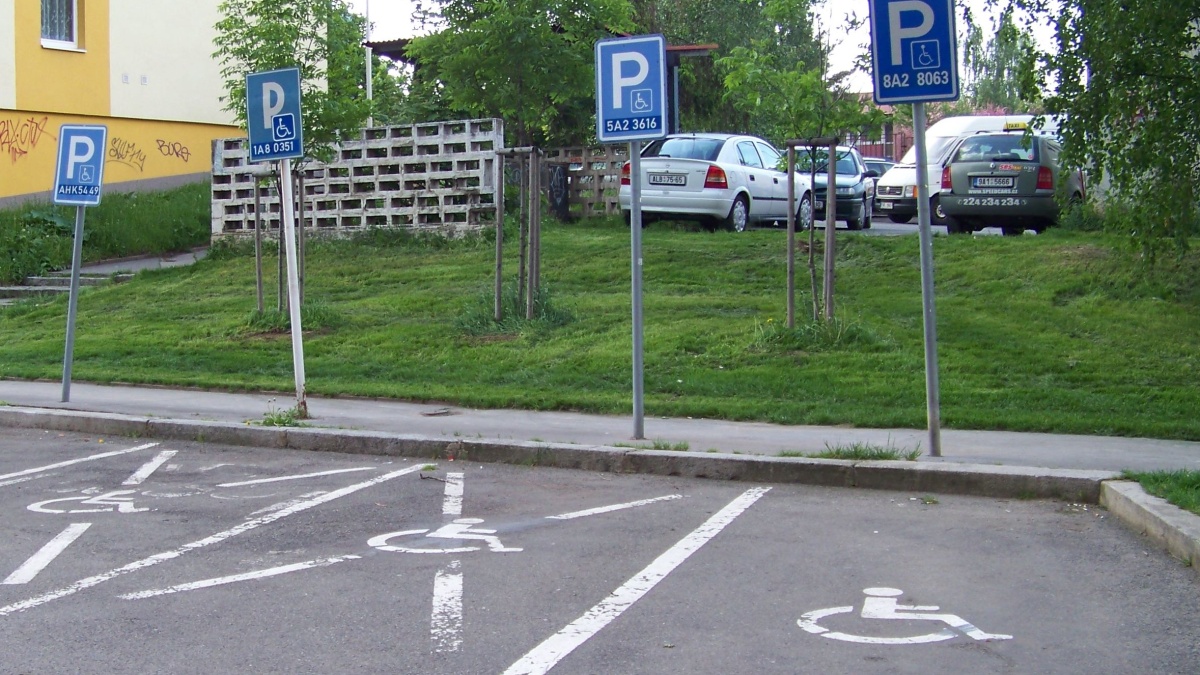 Parkujete vedle auta s průkazem ZTP? Dejte pozor na odstup, může za to hrozit pokuta 1 250 Kč