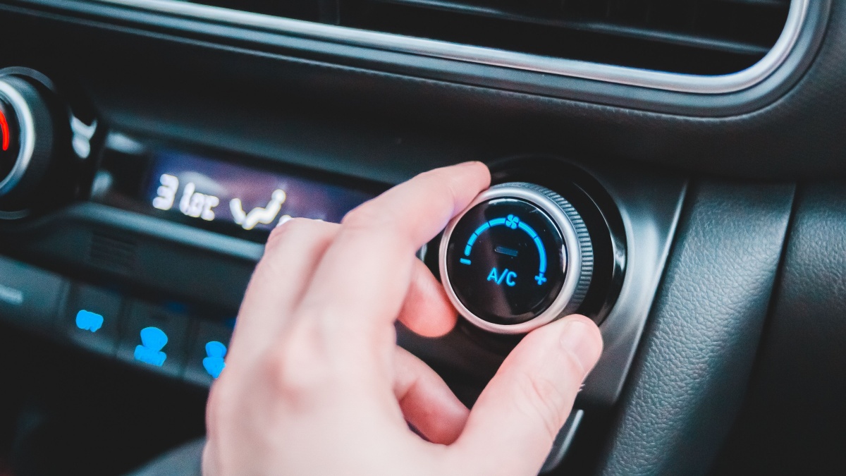 Chladíte auto klimatizací na parkovišti? V Itálii za to dají pokutu 10 600 Kč, v Rakousku až 240 000 Kč