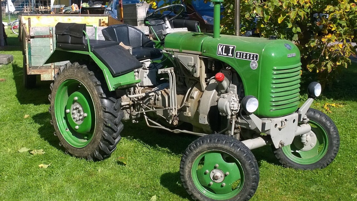 Zelený traktor Steyr z roku 1957 jezdil hasit požáry. Teď dostal místo v hasičském muzeu mezi červenými vozy