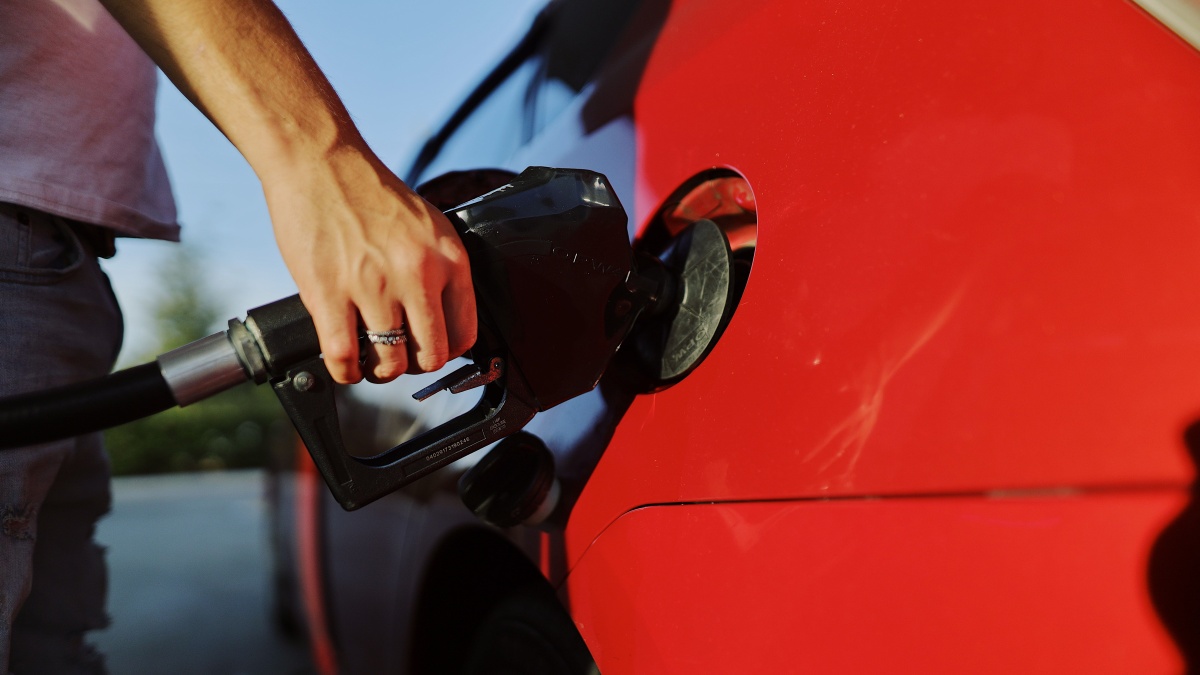 Švýcarský startup vyrábí syntetický benzin s oktanovým číslem 95. Natankujete ho do auta bez jediné úpravy motoru