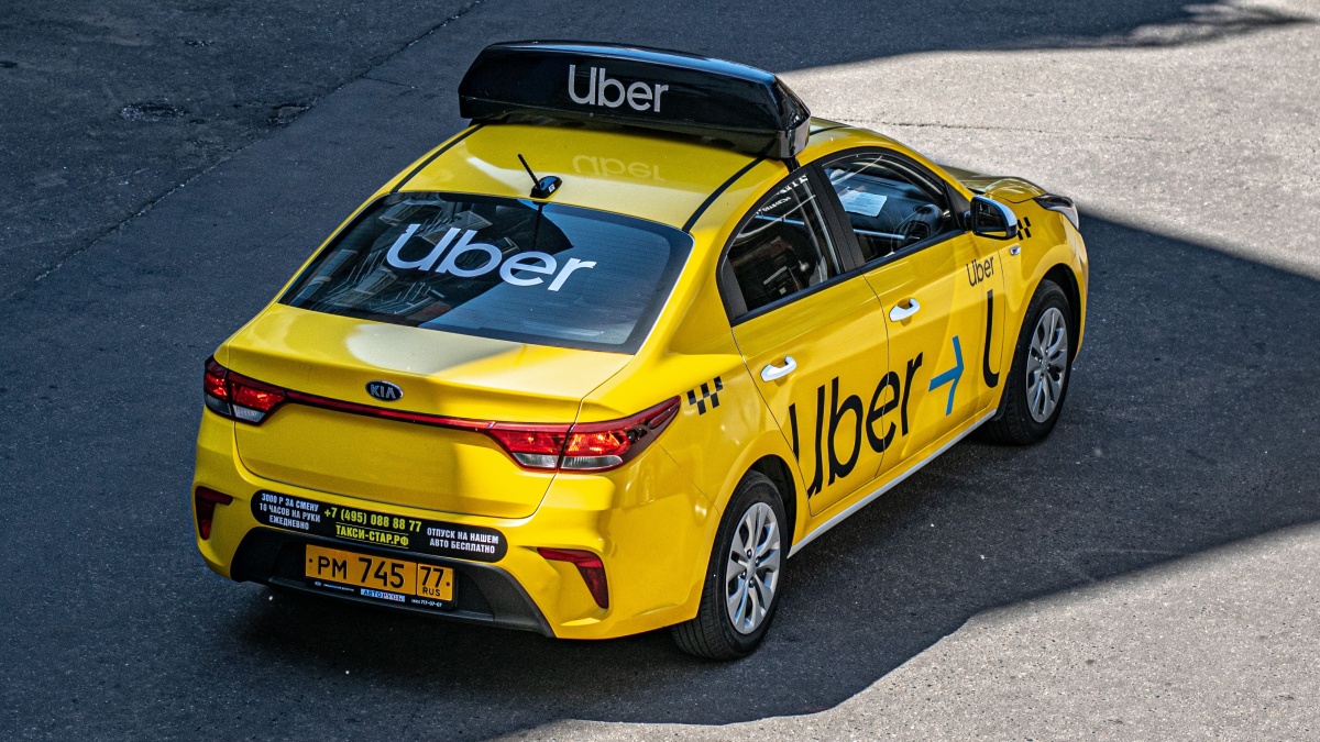 Stát zavádí kvůli podvodům nové povinnosti pro řidiče Uberu. Roky praxe už nestačí, teď musí složit povinnou zkoušku
