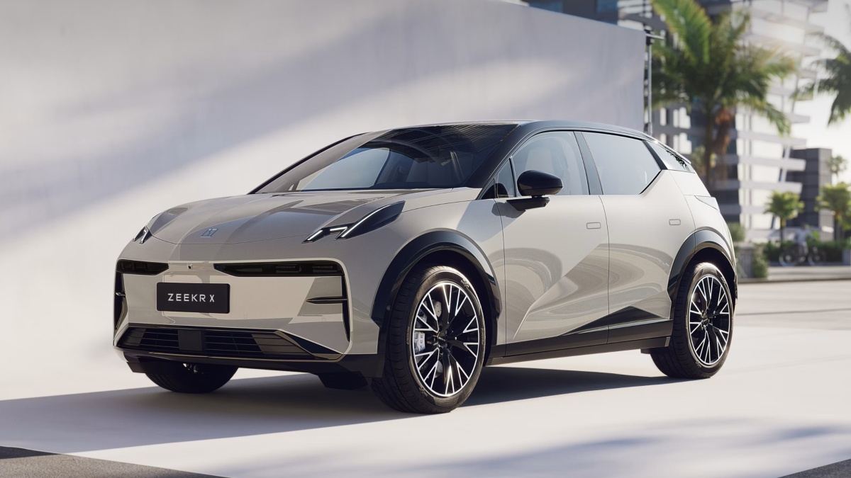 Tomio Okamura si v Číně vyzkoušel nový elektromobil a označil Evropu za opožděnou. Sám se přitom nechává vozit v BMW za 2,5 milionu